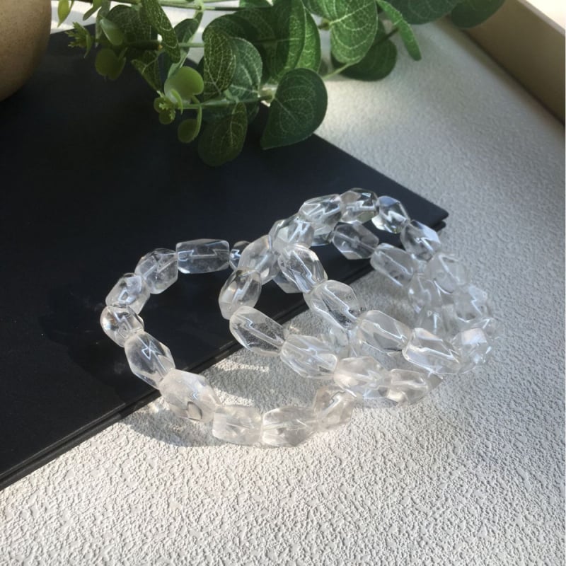 Βραχιόλι με φασετιωμένες κυλινδρικές χάντρες κρυστάλλου, ασύμμετρο σχέδιο