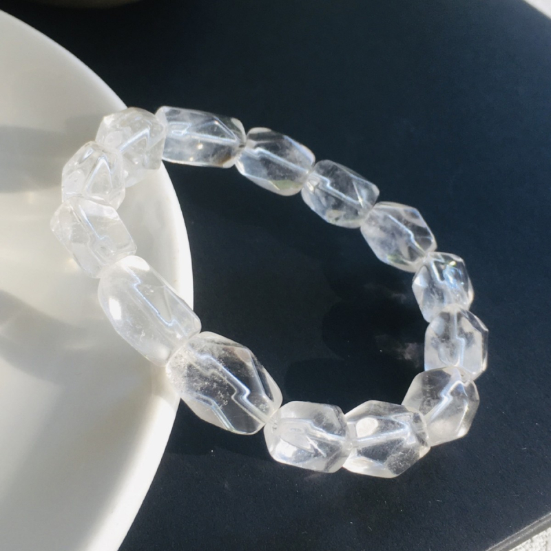 Βραχιόλι με φασετιωμένες κυλινδρικές χάντρες κρυστάλλου, ασύμμετρο σχέδιο