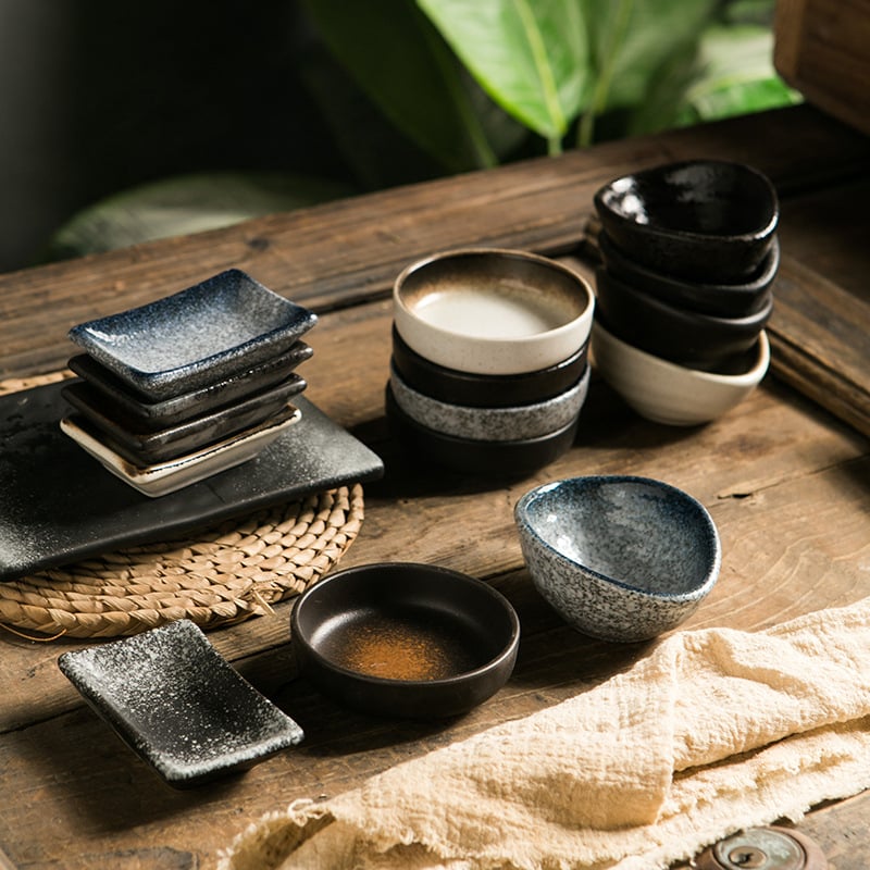 Японски стил керамична чиния за подправки и дипове – кръгла, с декоративен дизайн, глазирана повърхност, микровълнова безопасна