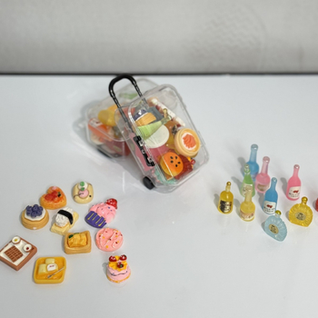 11 dalių mini lagaminėlių rinkinys iš dervos su imitaciniais gėrimų buteliukais ir maisto papuošalais vaikams (Pavasaris 2025, modelis PZ)