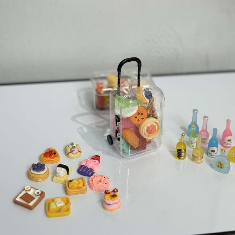 11 dalių mini lagaminėlių rinkinys iš dervos su imitaciniais gėrimų buteliukais ir maisto papuošalais vaikams (Pavasaris 2025, modelis PZ)