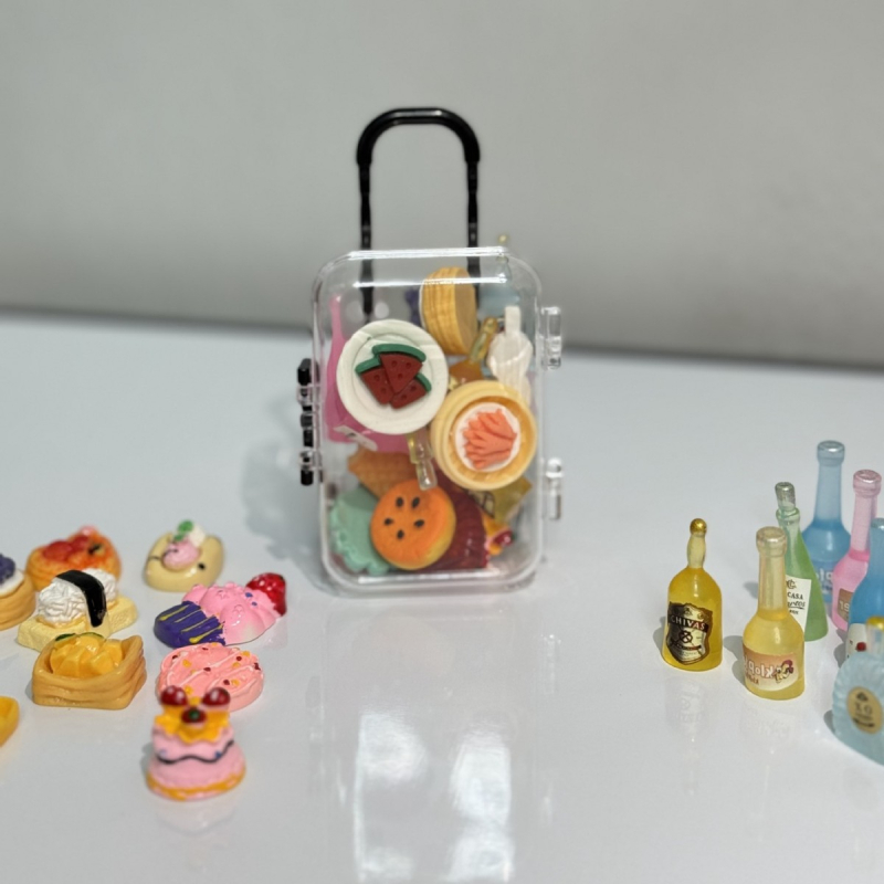 11 dalių mini lagaminėlių rinkinys iš dervos su imitaciniais gėrimų buteliukais ir maisto papuošalais vaikams (Pavasaris 2025, modelis PZ)