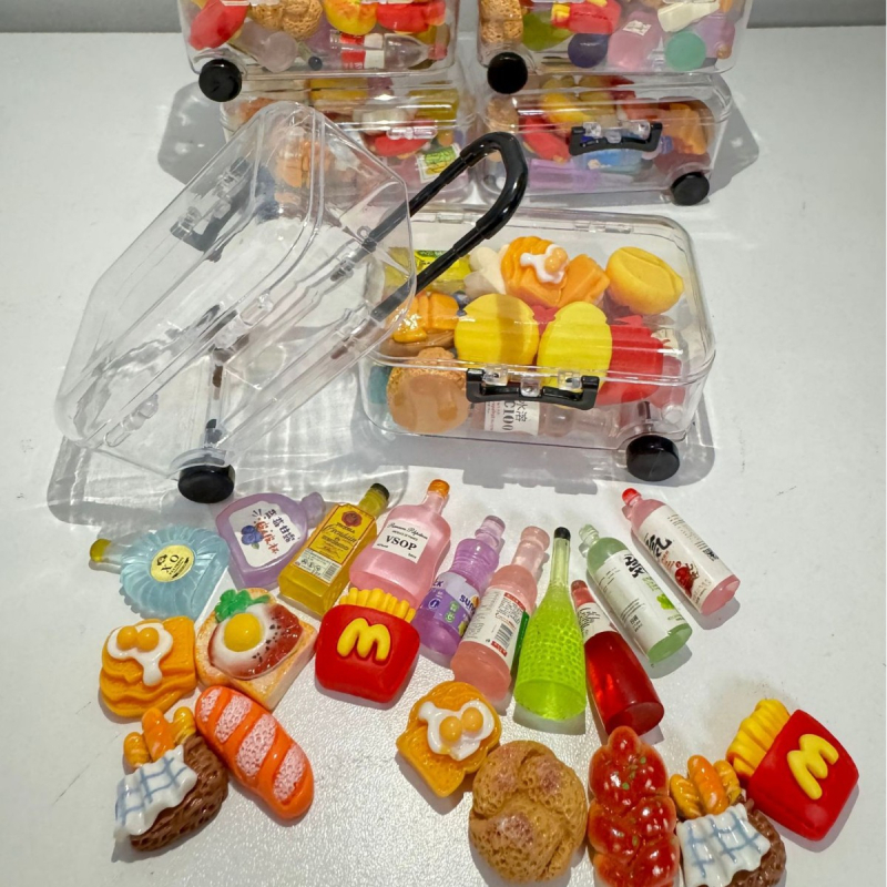 11 dalių mini lagaminėlių rinkinys iš dervos su imitaciniais gėrimų buteliukais ir maisto papuošalais vaikams (Pavasaris 2025, modelis PZ)