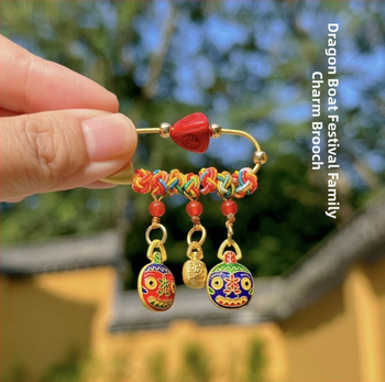 Drakonų valtų festivalio pin: auksą rijantis padaras, vaikų stilius, lydinys, 2023 ruduo