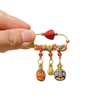 Drakonų valtų festivalio pin: auksą rijantis padaras, vaikų stilius, lydinys, 2023 ruduo