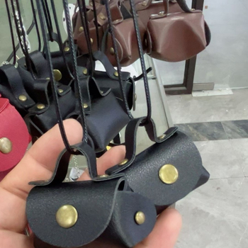 Odinis monetų dėklas su kaklo grandine, U formos, elektroplatingas, Saint yu, pavasaris 2025 (Prekės ženklas: Saint yu; Apdorojimas: Elektroplatingas; Forma: U; Metai/Sezona: Pavasaris 2025)