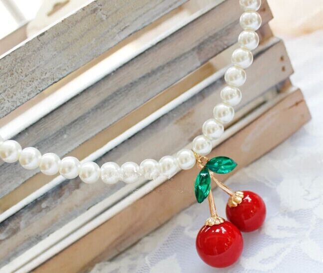Детско колие с перли, корейски стил, мотив череши, ръчно изработено, медальон от сплав