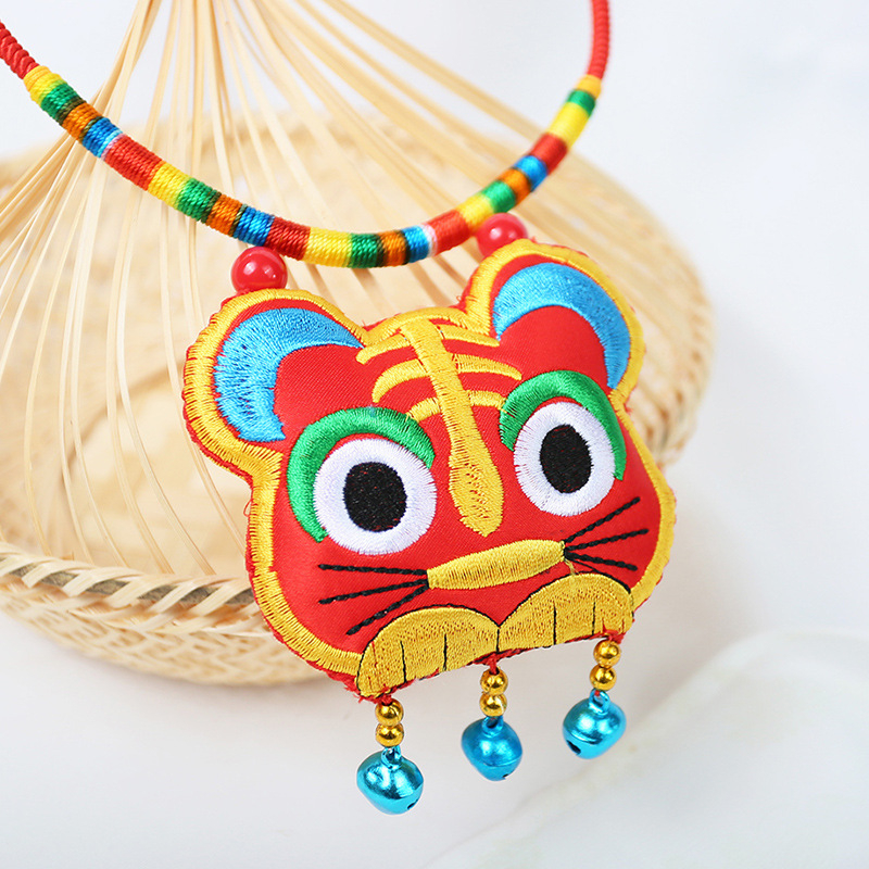 Бебешко колие с тигрова глава, ръчна изработка от плат, многослойно колие в народен фолклорен стил, висулка от сплав