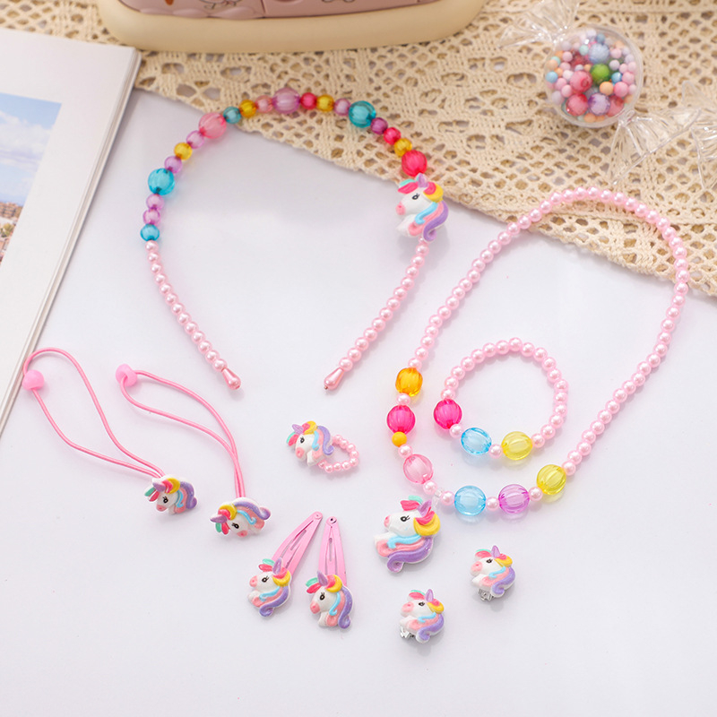 Set nakita: naušnice, ogrlica, narukvica i prsten; privjesak od smole; lanac s perlicama; motivi: ljubav, kapljice vode, zvona; proljeće 2025.