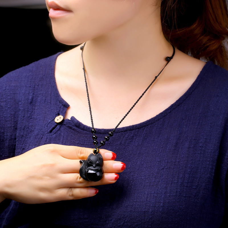 Colier cu pandantiv vulpe — obsidian imitat și jad, cap de vulpe, lanț cu bile, temă animale/Zodiac