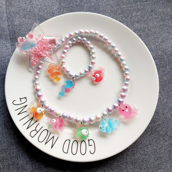 Vaikų akrilinis kaklo papuošalas su jūrų motyvais – animaciniu stiliumi