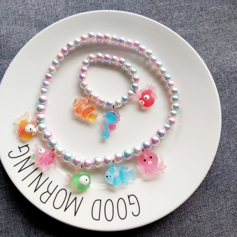 Vaikų akrilinis kaklo papuošalas su jūrų motyvais – animaciniu stiliumi