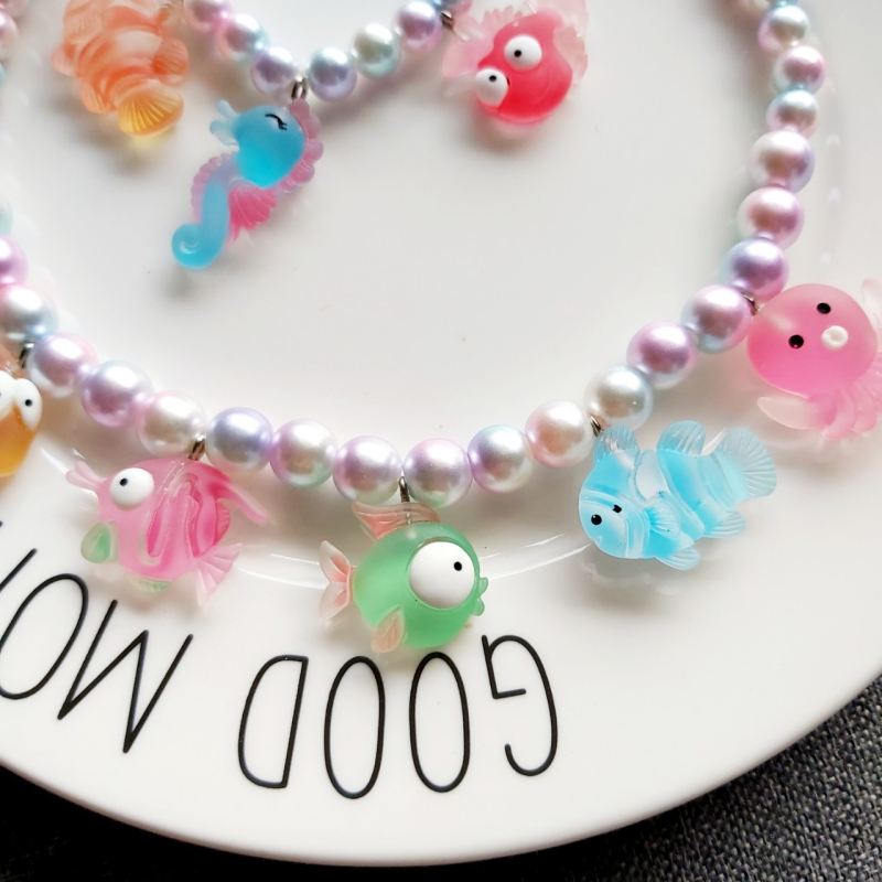 Vaikų akrilinis kaklo papuošalas su jūrų motyvais – animaciniu stiliumi