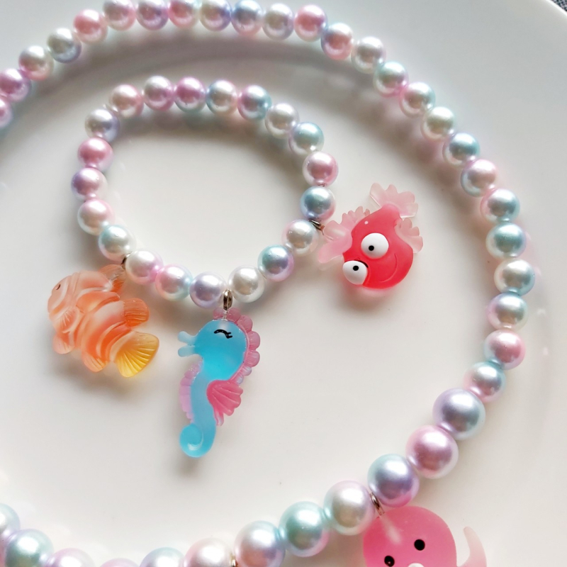 Vaikų akrilinis kaklo papuošalas su jūrų motyvais – animaciniu stiliumi