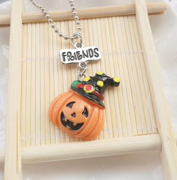 Vaikų Helovyno grandinėlė su pakabuku – 3D dervos voro-moliūgo motyvas, animacinio stiliaus, karolių grandinė, reguliuojamas ilgis