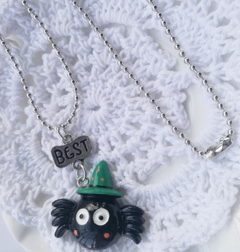 Vaikų Helovyno grandinėlė su pakabuku – 3D dervos voro-moliūgo motyvas, animacinio stiliaus, karolių grandinė, reguliuojamas ilgis