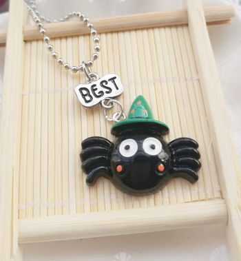 Vaikų Helovyno grandinėlė su pakabuku – 3D dervos voro-moliūgo motyvas, animacinio stiliaus, karolių grandinė, reguliuojamas ilgis