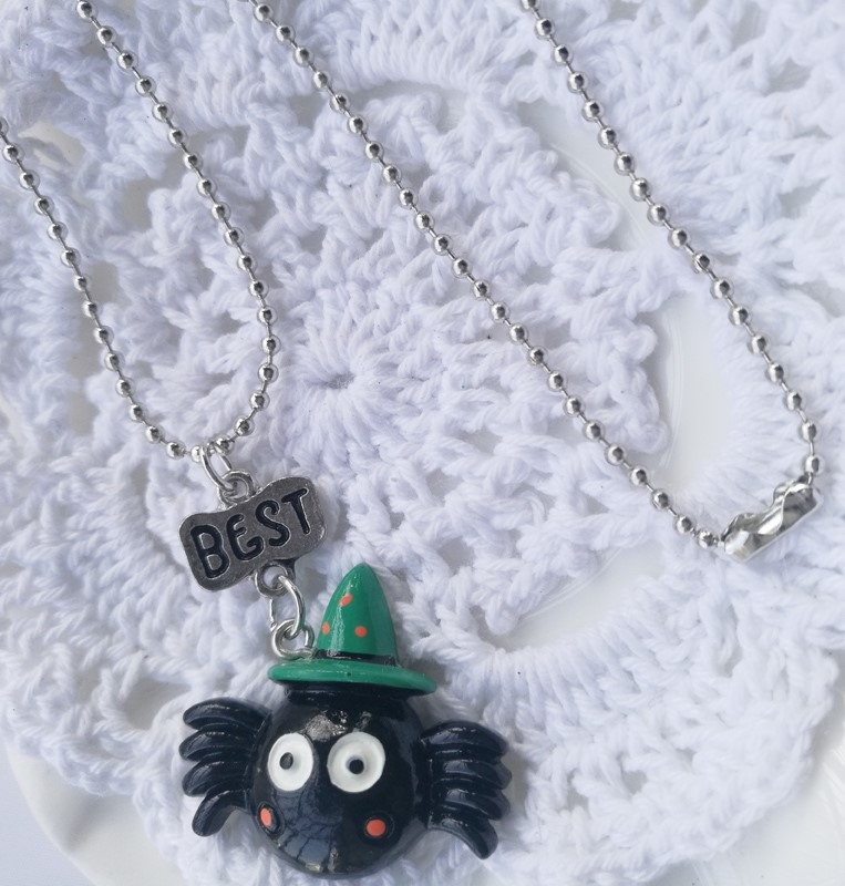 Vaikų Helovyno grandinėlė su pakabuku – 3D dervos voro-moliūgo motyvas, animacinio stiliaus, karolių grandinė, reguliuojamas ilgis