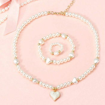 Vaikų perlinių papuošalų rinkinys su širdies formos pakabuku: karoliai, apyrankė ir žiedas (Medžiaga: plastikas/rišalas; Grandinė: perlų eilė; Pakabuko medžiaga: lydinys; Rankų darbo; Amžiaus diapazonas: 3–6, 6–10 ir vyresni nei 10 metų)