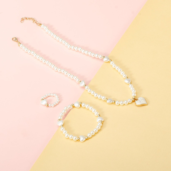 Vaikų perlinių papuošalų rinkinys su širdies formos pakabuku: karoliai, apyrankė ir žiedas (Medžiaga: plastikas/rišalas; Grandinė: perlų eilė; Pakabuko medžiaga: lydinys; Rankų darbo; Amžiaus diapazonas: 3–6, 6–10 ir vyresni nei 10 metų)