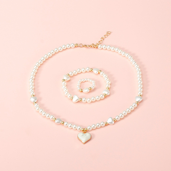 Vaikų perlinių papuošalų rinkinys su širdies formos pakabuku: karoliai, apyrankė ir žiedas (Medžiaga: plastikas/rišalas; Grandinė: perlų eilė; Pakabuko medžiaga: lydinys; Rankų darbo; Amžiaus diapazonas: 3–6, 6–10 ir vyresni nei 10 metų)