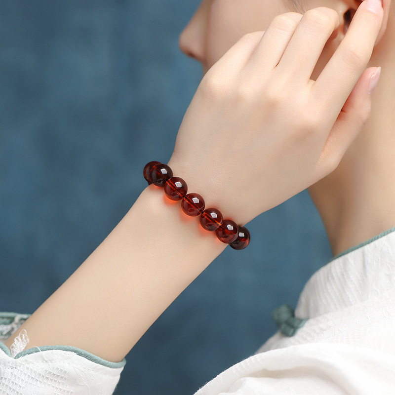 Narukvica od birmanskog krvavog jantara s perlicama, jednostruki kružni dizajn, motivi životinja/zodijak, bez certifikata autentičnosti