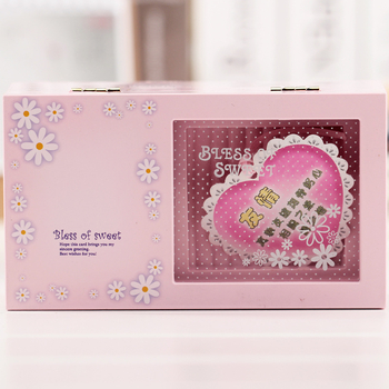 Muzikos dėžutė su šokių mergaitės motyvu — plastikas, abstraktus siluetas, injekcinis formavimas, dovana vestuvėms, gimtadieniams, baigimo proga