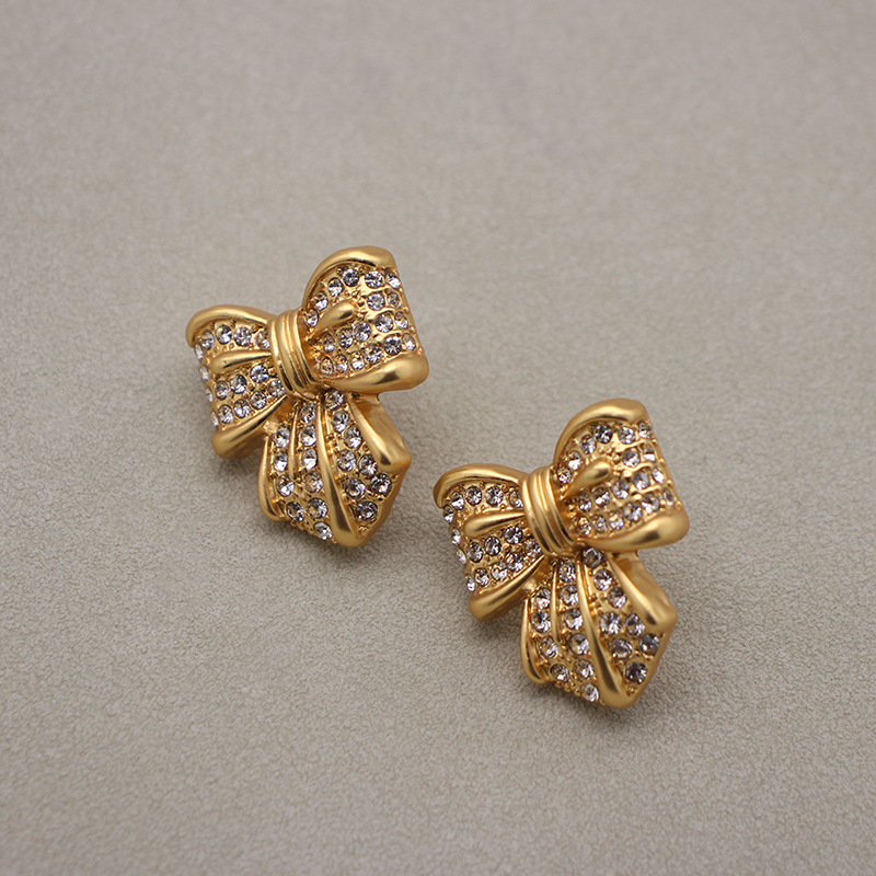 Bakarne naušnice s mat završnim slojem 24K zlata; elektroplatiranje; oblici: srce, cvijet, zvijezda; pogodno za djecu