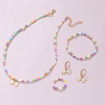 Vaikų juvelyrijos komplektas: lankinės formos pakabukas ant dėžės grandinės, lydinio medžiaga, lašinio aliejaus paviršiaus apdaila; įtraukia karolį, apyrankę, žiedą ir auskarus