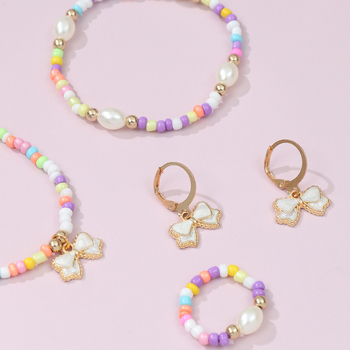 Vaikų juvelyrijos komplektas: lankinės formos pakabukas ant dėžės grandinės, lydinio medžiaga, lašinio aliejaus paviršiaus apdaila; įtraukia karolį, apyrankę, žiedą ir auskarus