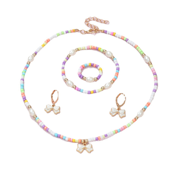 Vaikų juvelyrijos komplektas: lankinės formos pakabukas ant dėžės grandinės, lydinio medžiaga, lašinio aliejaus paviršiaus apdaila; įtraukia karolį, apyrankę, žiedą ir auskarus