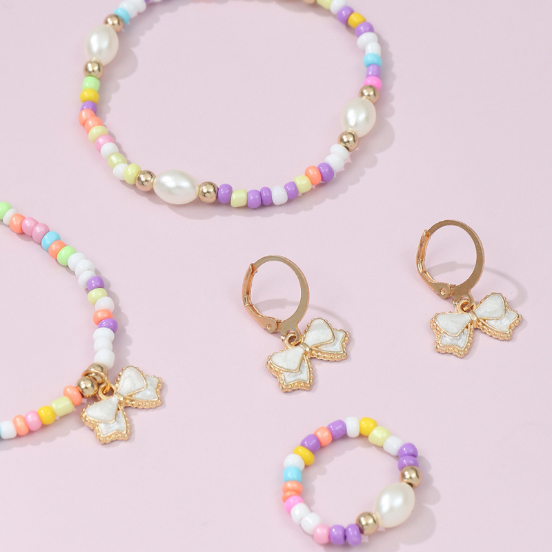 Vaikų juvelyrijos komplektas: lankinės formos pakabukas ant dėžės grandinės, lydinio medžiaga, lašinio aliejaus paviršiaus apdaila; įtraukia karolį, apyrankę, žiedą ir auskarus