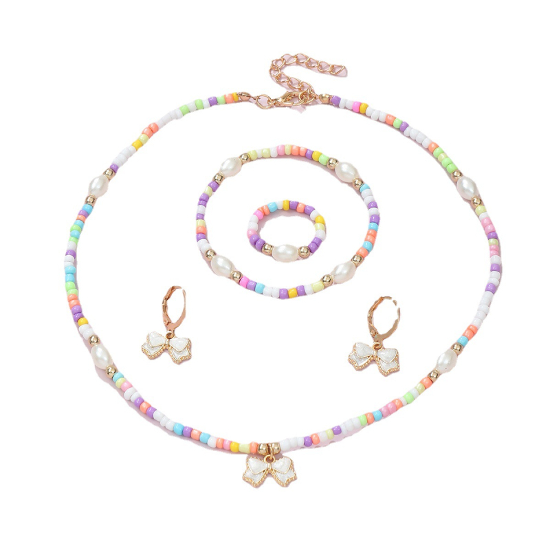 Vaikų juvelyrijos komplektas: lankinės formos pakabukas ant dėžės grandinės, lydinio medžiaga, lašinio aliejaus paviršiaus apdaila; įtraukia karolį, apyrankę, žiedą ir auskarus