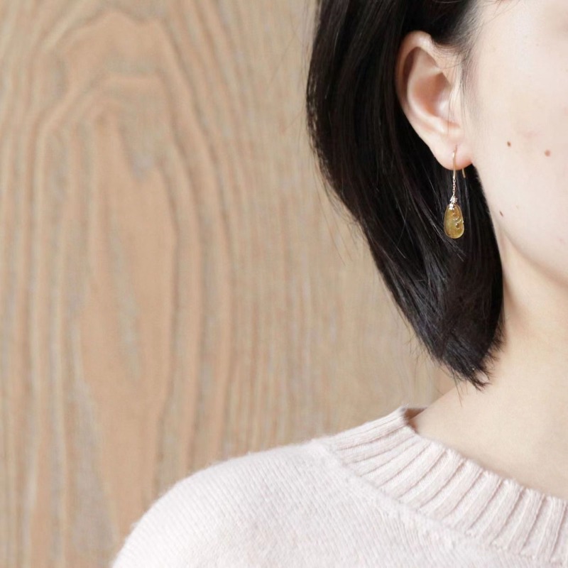 Geometrijski naušnici s imitacijom chalcedona i kristalima, bakrena podloga s premazom srebra 925, elektroplatiranje.