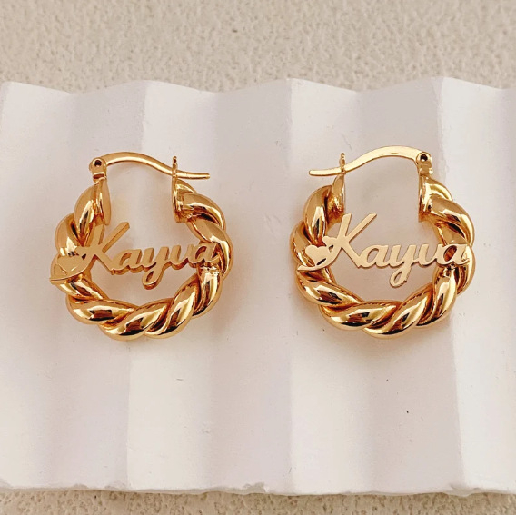 Naušnice kružni, od nehrđajućeg čelika, slova imena, elektropliranje, ljeto 2025, lagani luksuz, za žene