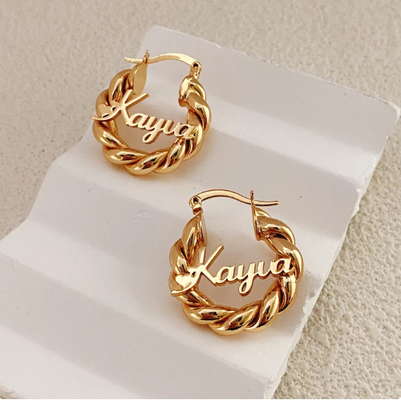 Naušnice kružni, od nehrđajućeg čelika, slova imena, elektropliranje, ljeto 2025, lagani luksuz, za žene