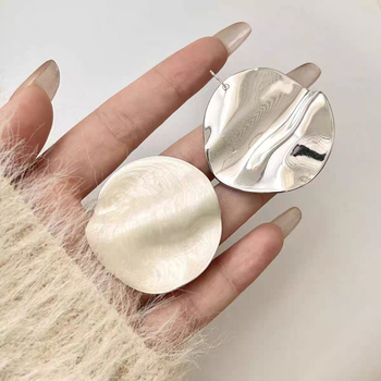 Naušnice od bakra s nepravvilanim kapljastim oblikom, elektroplatirane, s iglicama od srebra 925, lagani luksuzni stil