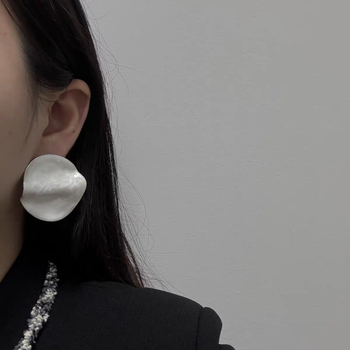 Naušnice od bakra s nepravvilanim kapljastim oblikom, elektroplatirane, s iglicama od srebra 925, lagani luksuzni stil