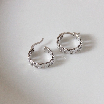 Bakreni geometrijski naušnici s lančićem – elektroplatinirani, minimalistički dizajn, originalni stil, za parove