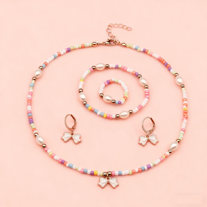 Laste boheemlaste stiiliga juveelide komplekt: kaelakee, käevõru, sõrmus ja kõrvarõngad; sulam, 9K puhtus; karabiid kasti tüüpi; õli tilgutamise viimistlus