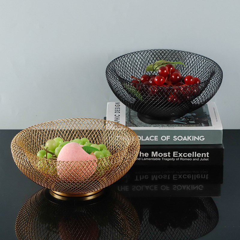 Vasból készült szabálytalan alakú gyümölcskosár konyhához és nappaliba, vízelvezető és tároló funkció, világos luxus retro stílus