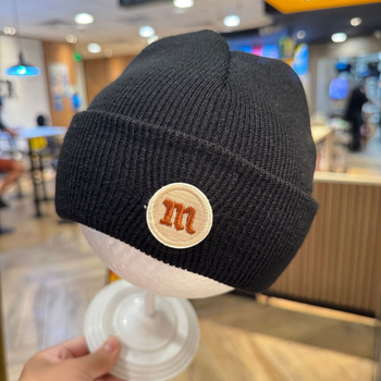Kūdikio vilnos megztinė kepurė su išsiuvinėtu raide M – kupolinė karūna, kraštas, kvėpuojanti, šilta, atspari vėjui, žieminė versija 2025, Ins stilius