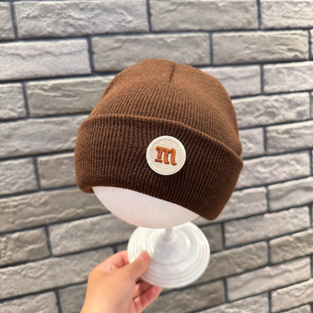 Kūdikio vilnos megztinė kepurė su išsiuvinėtu raide M – kupolinė karūna, kraštas, kvėpuojanti, šilta, atspari vėjui, žieminė versija 2025, Ins stilius