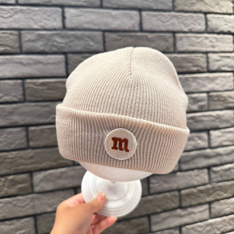 Kūdikio vilnos megztinė kepurė su išsiuvinėtu raide M – kupolinė karūna, kraštas, kvėpuojanti, šilta, atspari vėjui, žieminė versija 2025, Ins stilius
