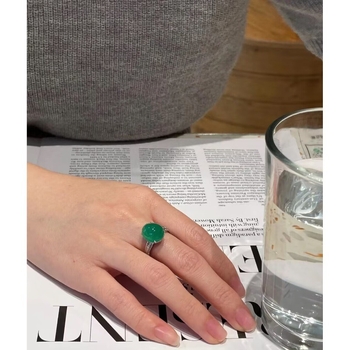 Jado žiedas su kiaušinio formos cabochonu, 18K aukso įtvirtinimas, natūralus A klasės jade