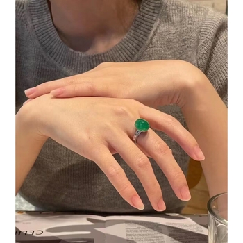 Jado žiedas su kiaušinio formos cabochonu, 18K aukso įtvirtinimas, natūralus A klasės jade