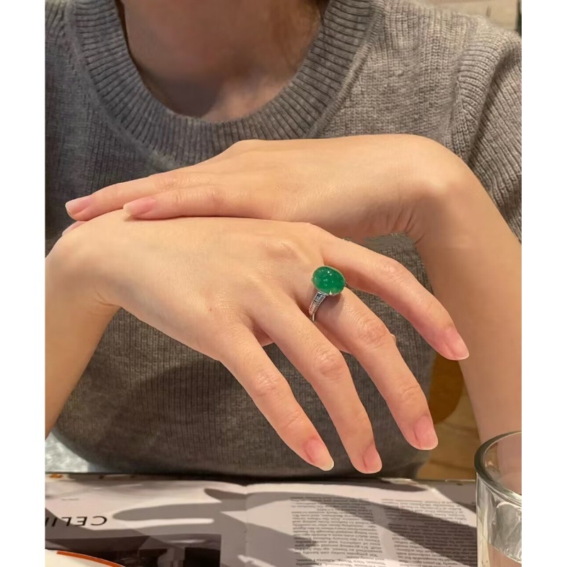 Jado žiedas su kiaušinio formos cabochonu, 18K aukso įtvirtinimas, natūralus A klasės jade