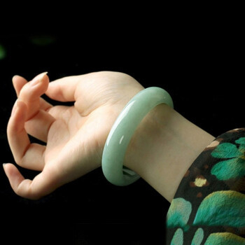 Auksu įleista nefrito apyrankė – rankų darbas, natūralus stilius, unisex