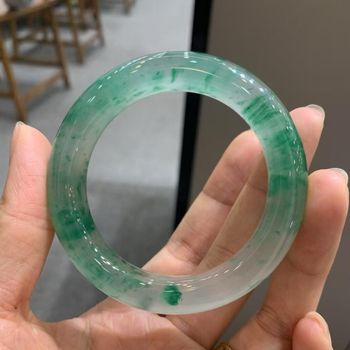 Raktinė iš natūralaus Afrikos smaragdo ir Dulong jade, plaukiantis gėlių dizainas, pakabukas