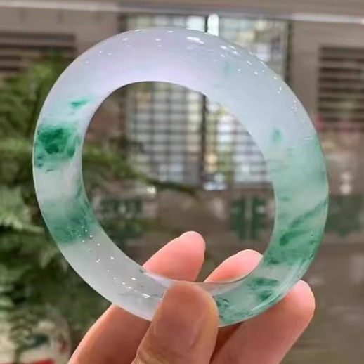 Raktinė iš natūralaus Afrikos smaragdo ir Dulong jade, plaukiantis gėlių dizainas, pakabukas